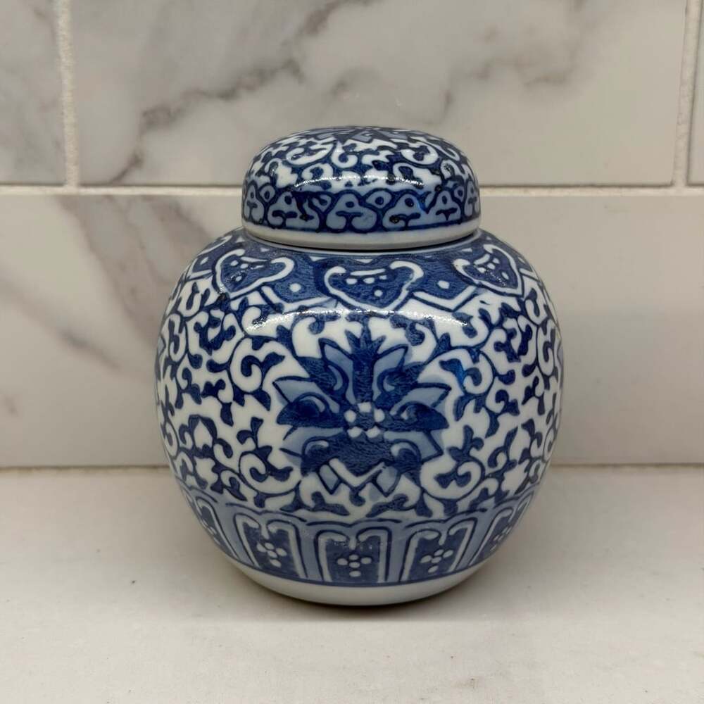 Vintage Blue & White Floral Chinoiserie Ginger Jar or Vase With Lid 4”